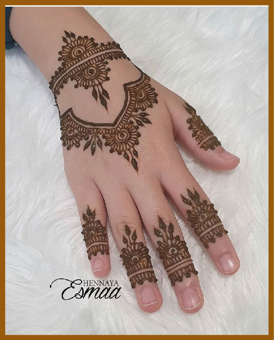 Bracelet + Finger Trail Aesthetic Back Hand Mehndi
